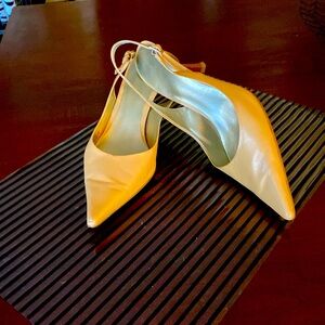 Woman’s Nine West light tan heal strap. Size 8